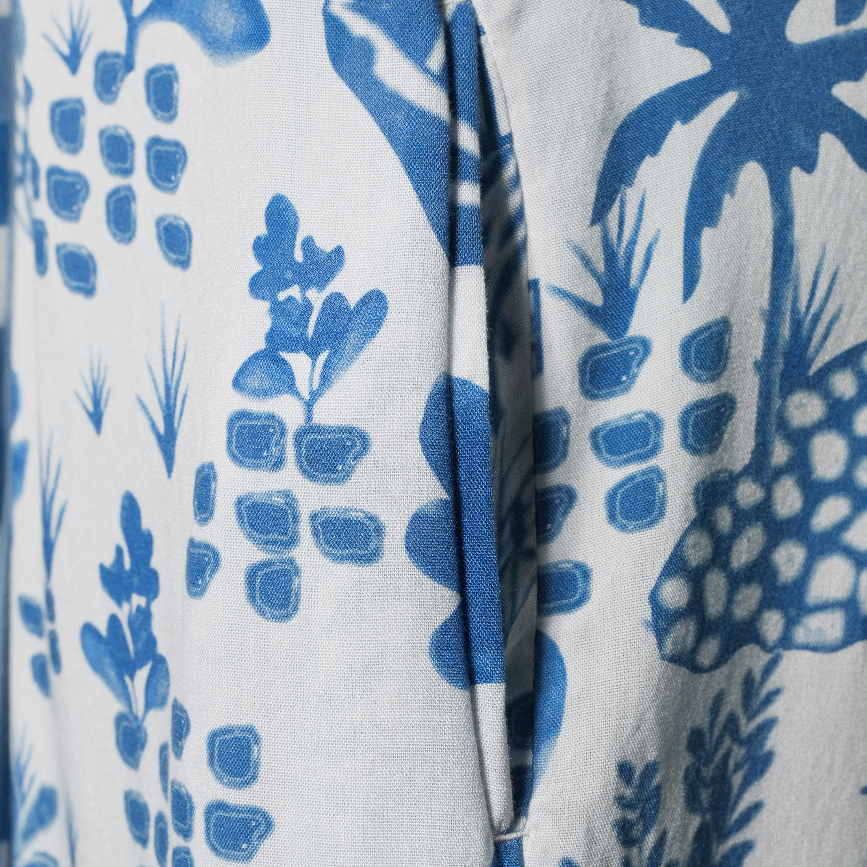 Blue and White Vacation Scene Robe image number 1