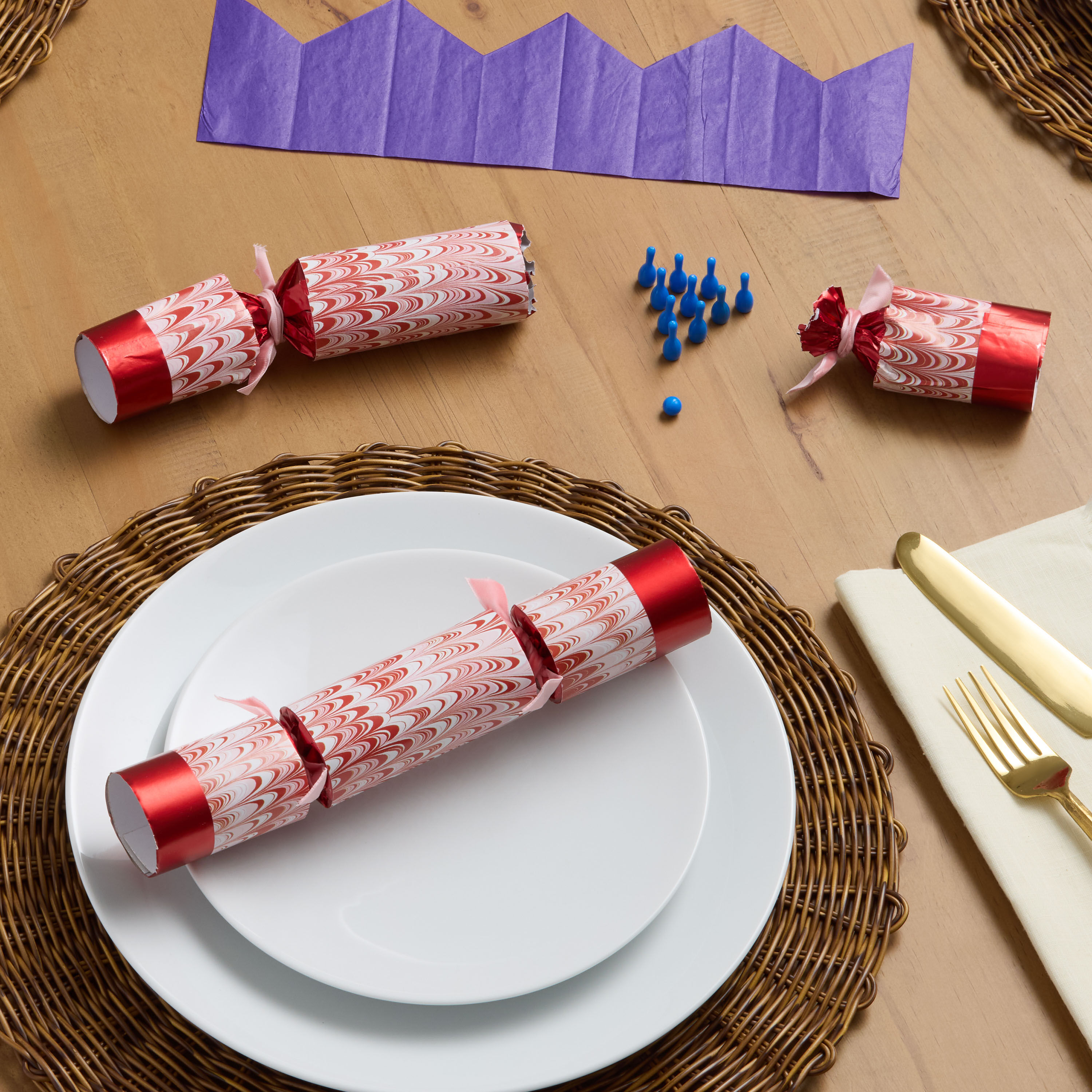 Medium Red Candy Cane Swirl Christmas Crackers 8 Count image number 1
