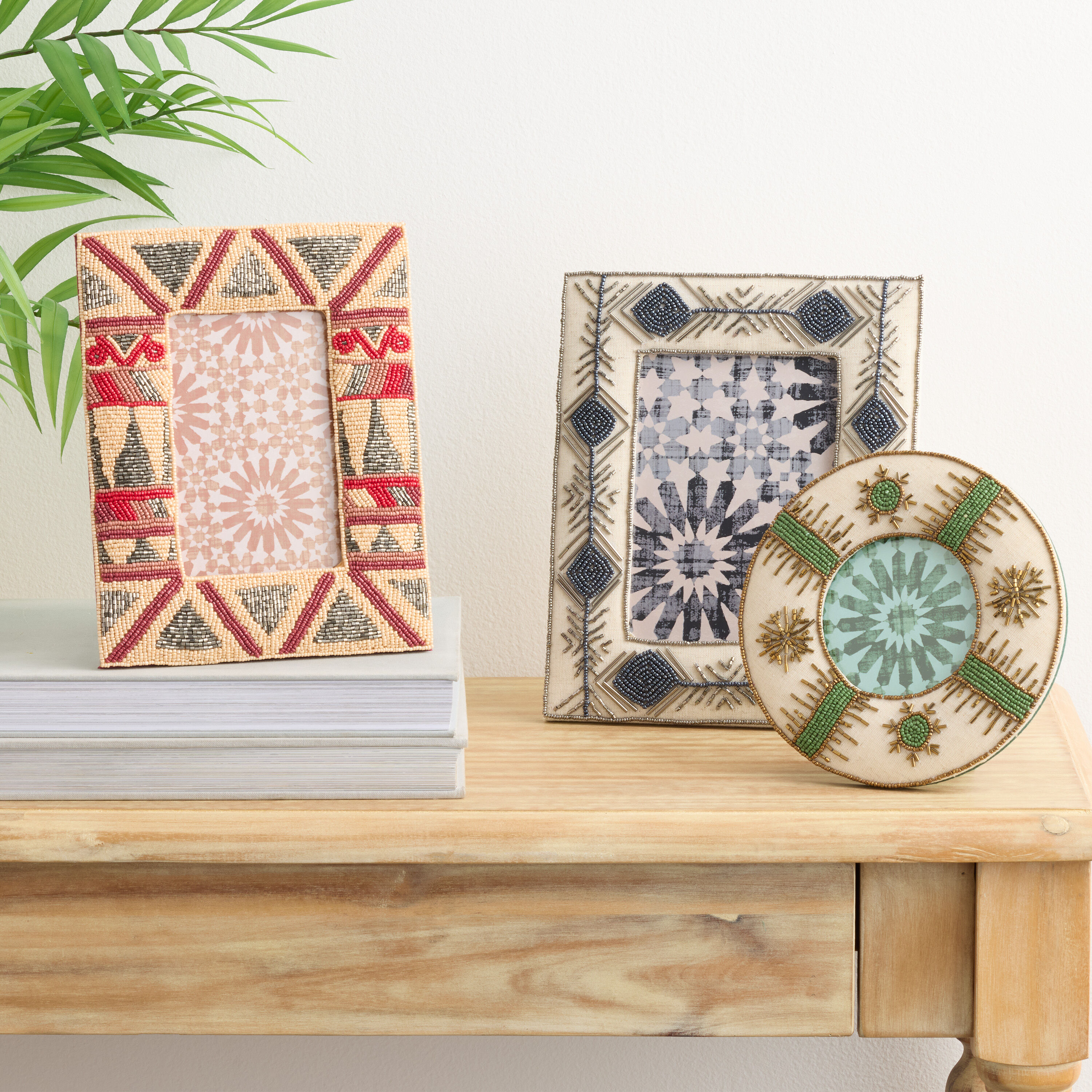 Blue and Silver Beaded Garland Picture Frame image number 1