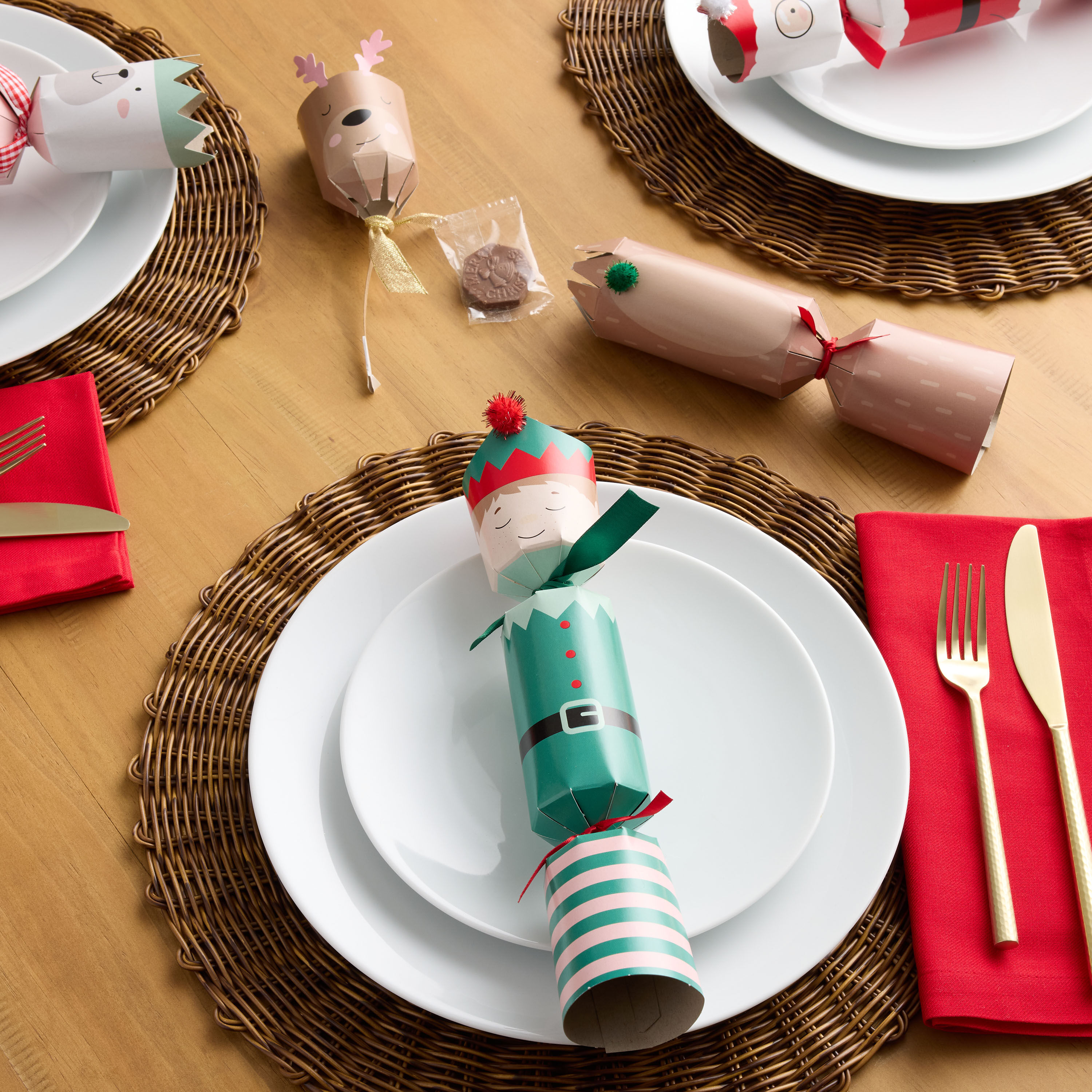 Large Holly & Ivy Novelty Chocolate Christmas Crackers 6 Count image number 1